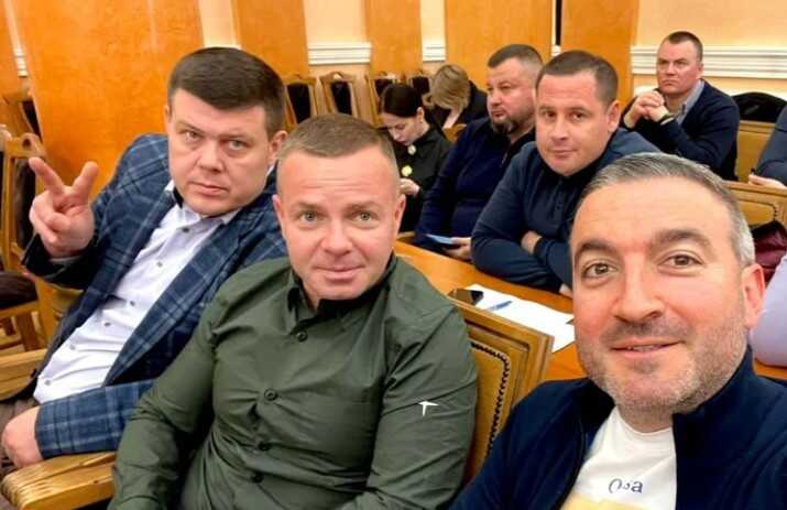 Соратнику Труханова на знімку з міськради замалювали "у пейнті" годинник