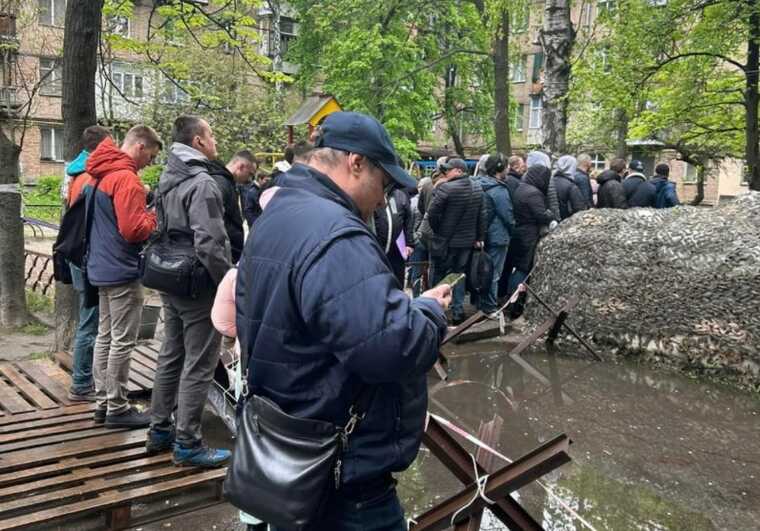 У мережі публікують фото черги біля одного з київських військкоматів