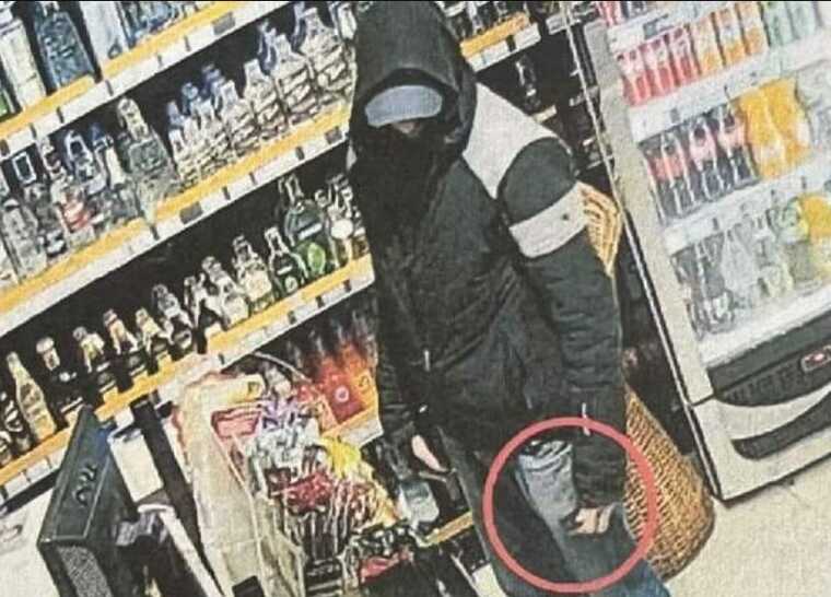 На Закарпатье мужчина почти год рассчитывался потерянной пенсионером банковской картой