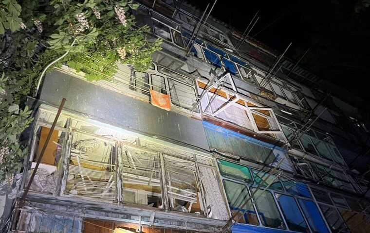 Внаслідок нічного обстрілу росіянами Нікополя, постраждала 82-річна жінка, – ОВА