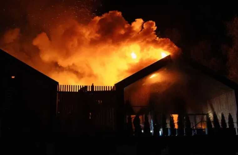 У Києві понад 3 години гасили пожежу на території ресторанного комплексу