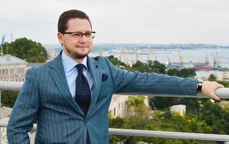 Заступник мера Одеси під час війни отримує щедрі подарунки від батька