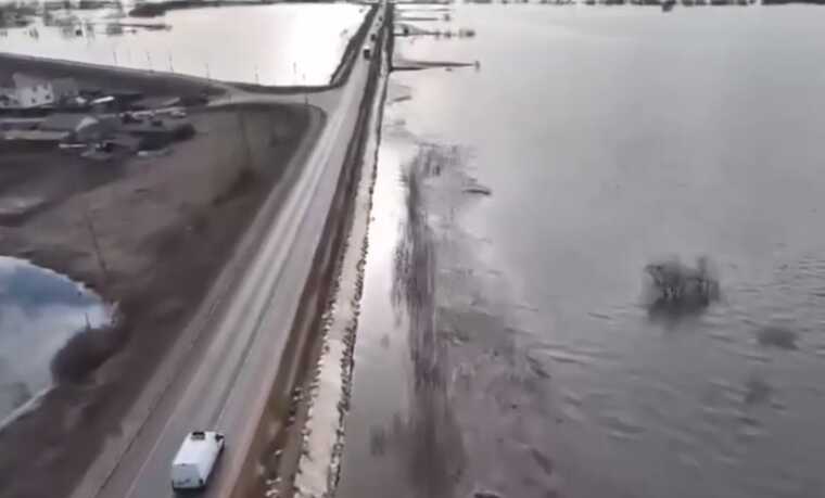 Через сильний паводок у Тюменській області РФ оголошено екстрену евакуацію із села Абатське