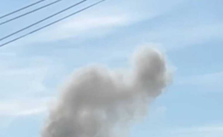 Окупанти вдень завдали удару по об’єкту біля Дніпра: почалася пожежа