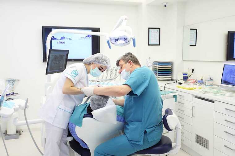 Стоматолог вгвинтив зубний імплант пацієнту в мозок, - Bild