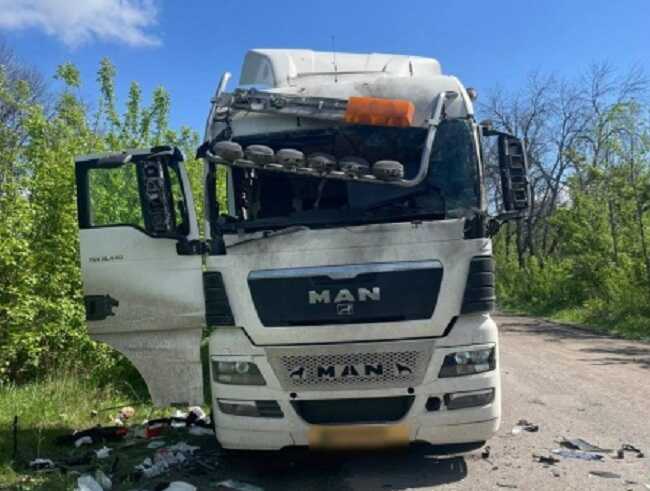 На Харківщині дрон окупантів влучив в авто