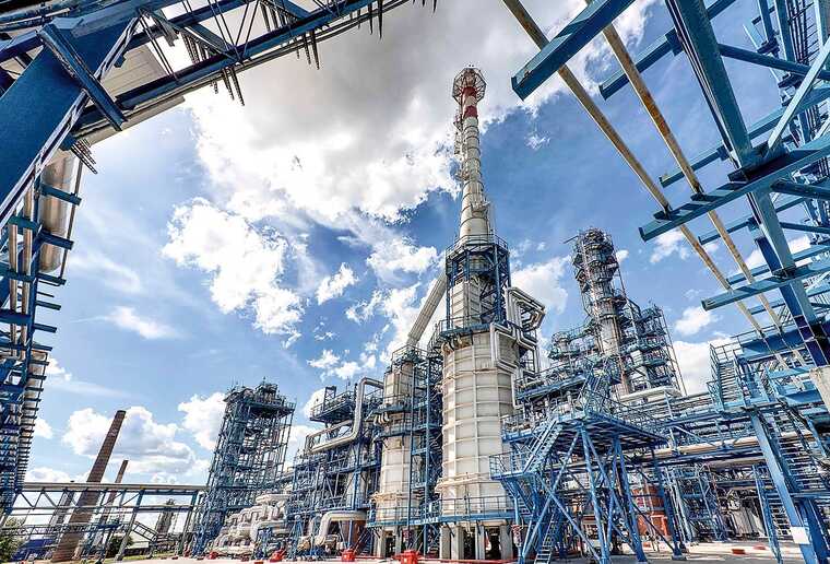 У РФ поскаржилися на нову атаку дронів: кілька БПЛА впали в районі нафтобази