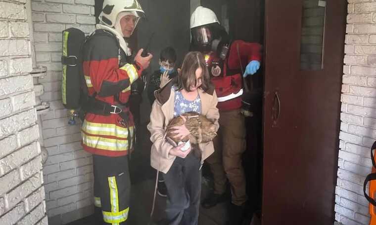 Під Києвом сталася пожежа в багатоповерхівці: з будинку евакуювали 84 осіб