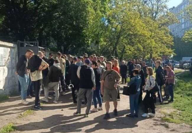 Queues at the Desnyanskyi TRC in Kyiv are back again today