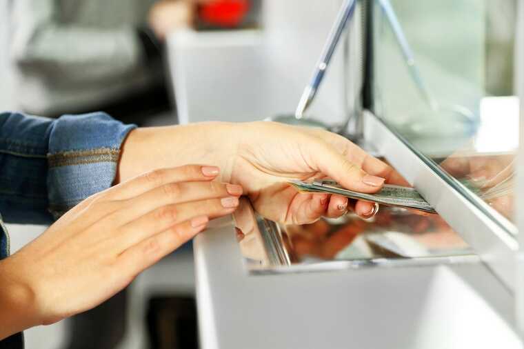 Украинцы, выехавшие за границу, все меньше денег перечисляют в Украину, - НБУ