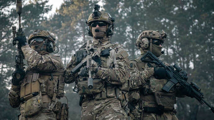 Спецпризначенці СБУ вночі вибуховим дроном дістали групу окупантів «на перекурі»