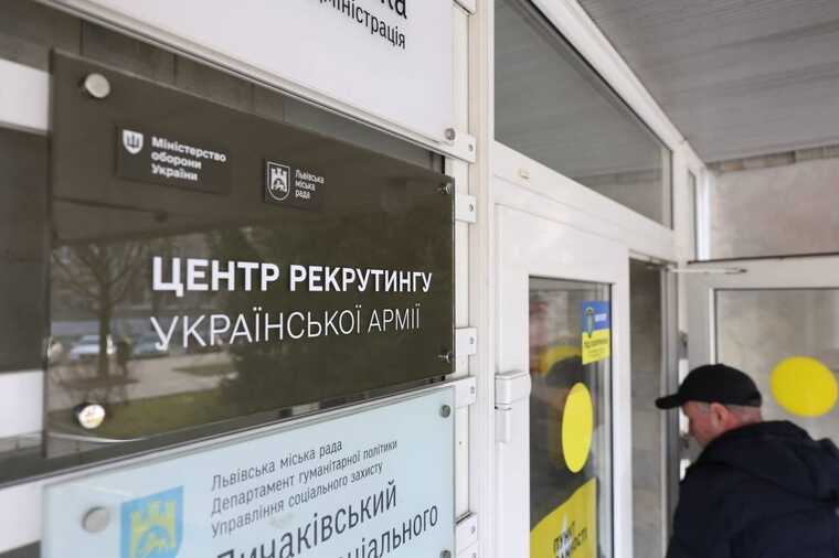 У Львові до центру рекрутингу української армії звернулось близько 650 людей
