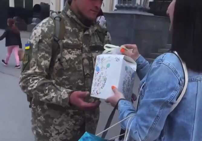 В Одесі жінка напекла для військових великодні паски