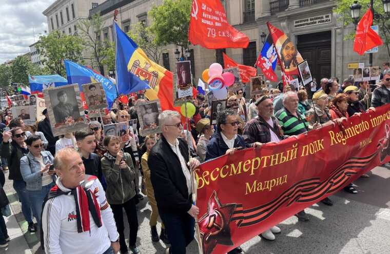 В столице Испании Мадриде местные Z-фанаты устроили «бессмертный полк»