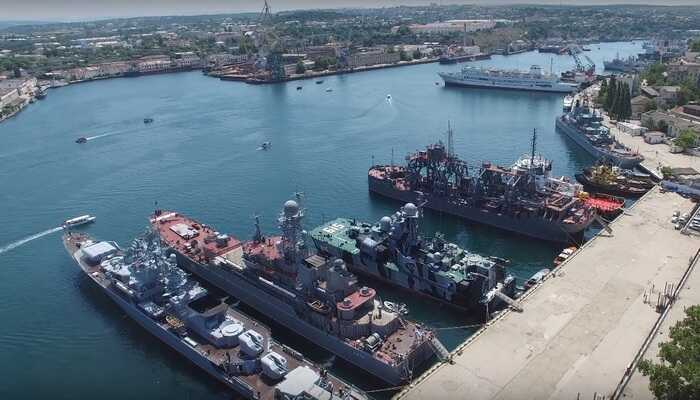 В Севастополе оккупанты подтапливают баржи для защиты остатков судов в бухте