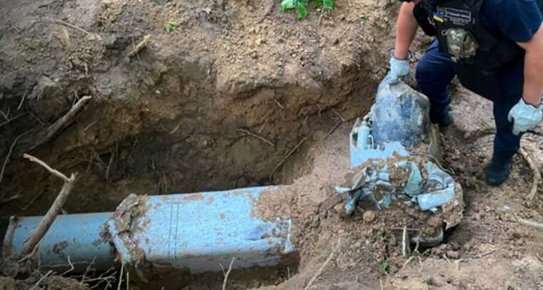 У Києві чоловік знайшов бойову частину ракети Х-69 у лісі
