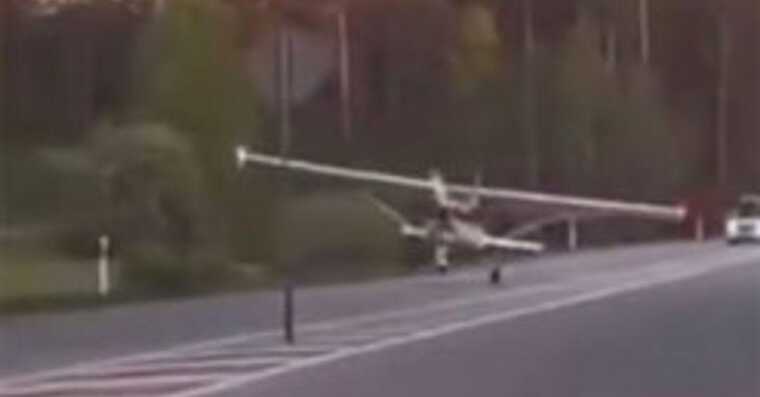 У Латвії літаку після відмови двигуна довелося сісти на жваву трасу