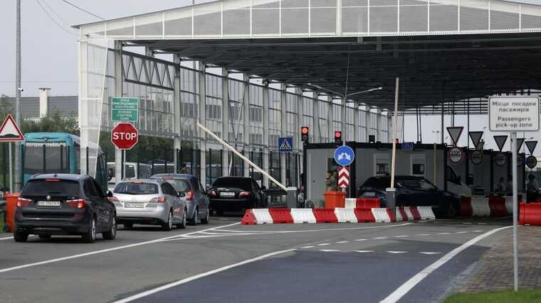Після перетину кордону українські далекобійники кидають свої вантажівки і тікають до Європи