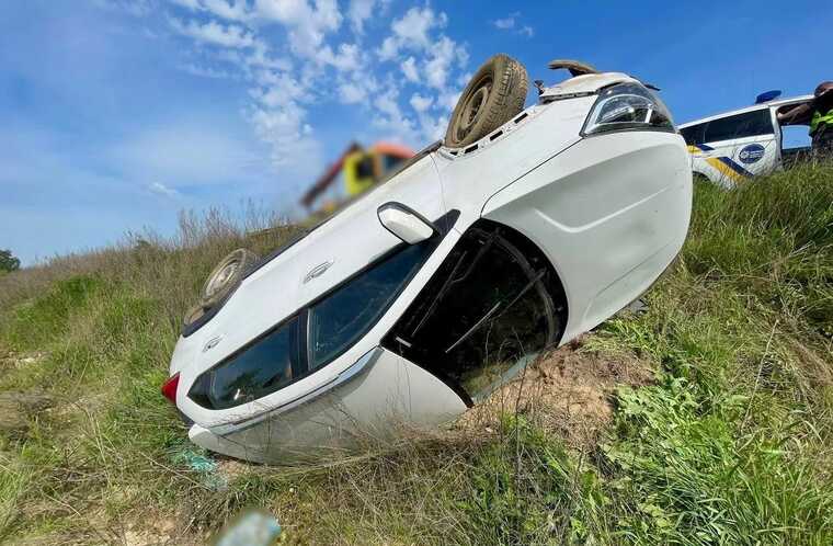 На Київщині легковик вилетів у кювет та перекинувся: постраждали двоє пасажирів