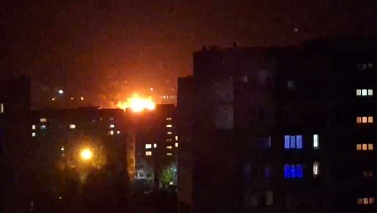 Во временно оккупированном Луганске раздались взрывы: возник большой пожар