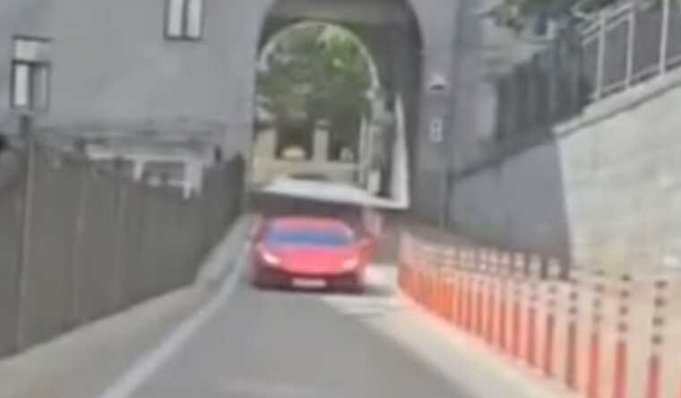 У внутрішньому дворі КМДА чоловік на Porsche зняв новенький Lamborghini
