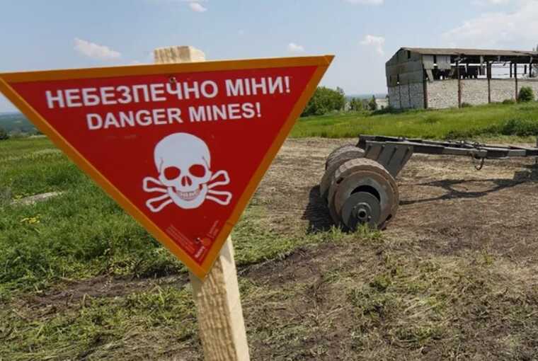 На деокупованій території жінка крала попереджувальні знаки "Міни"