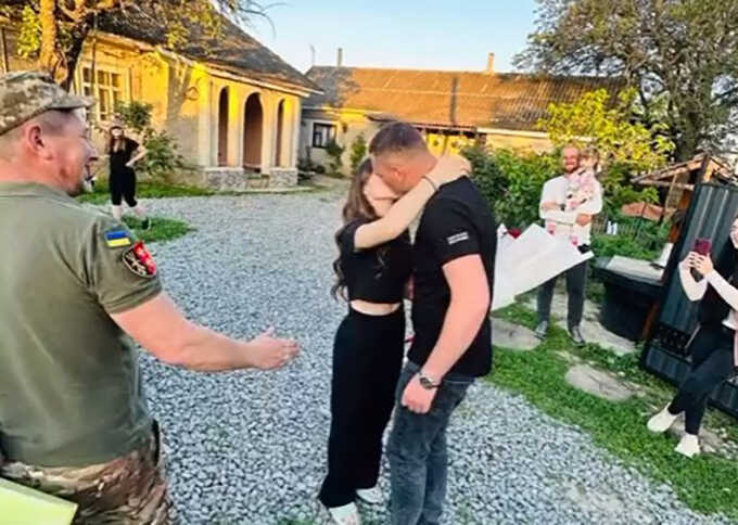 Парень инсценировал сцену с ТЦК, чтобы сделать девушке предложение