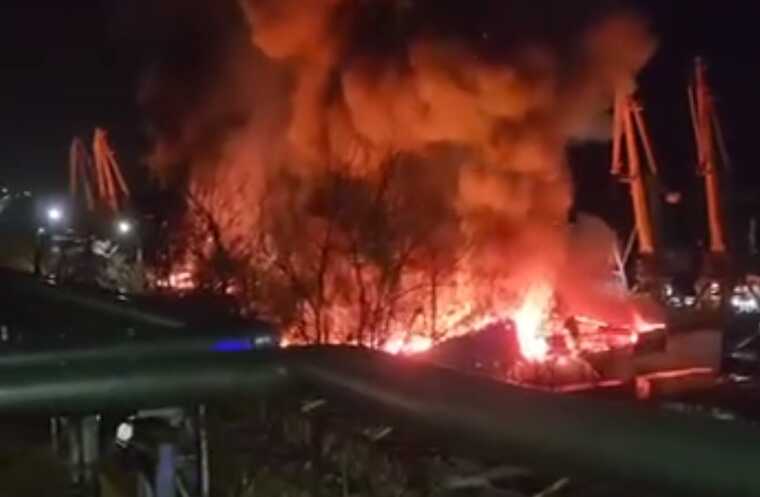 У морському порту в Росії почалася масштабна пожежа