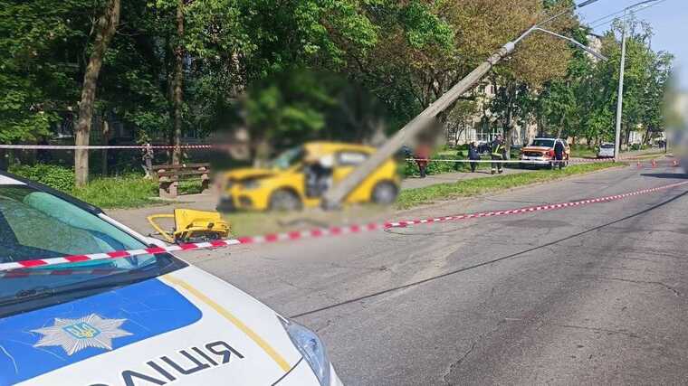 В столице легковушка на скорости сбила бетонный столб: есть пострадавший