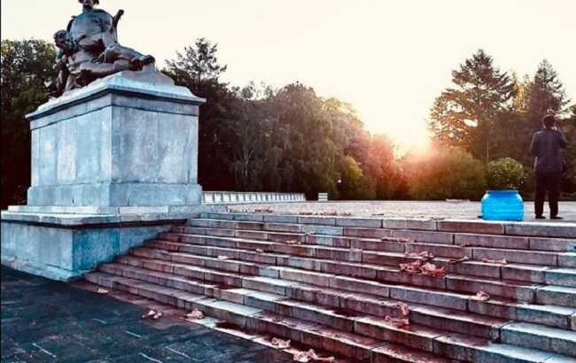 У Польщі біля памʼятника радянським солдатам розлили кров і розклали кістки