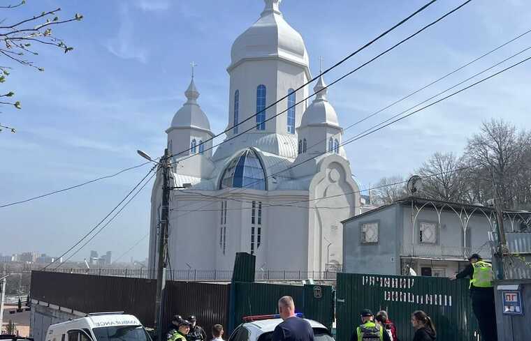 У Києві парафіяни заявляють про рейдерське захоплення території храму людьми екснардепа Дубового