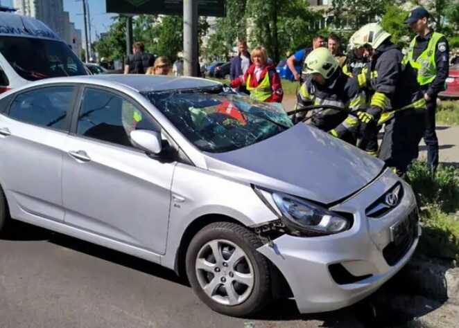 ДТП в Киеве: на Оболони произошла авария с участием двух легковушек