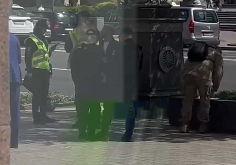 В центре Киева сотрудники ТЦК остановили певца Монатика