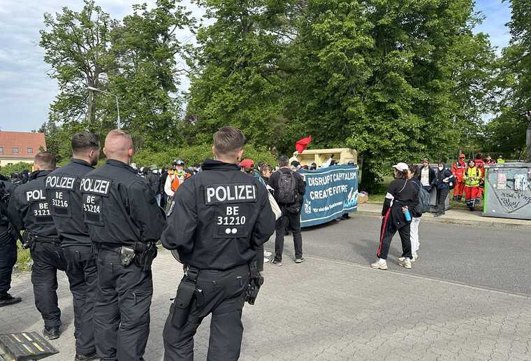 У Берліні ліві активісти штурмують завод Tesla