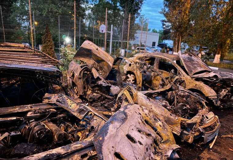 В российском Белгороде прогремела серия взрывов: пылают автомобили