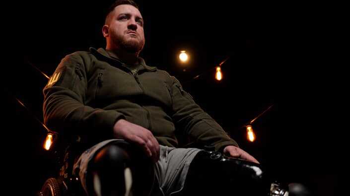 У Києві ТЦК надіслав повістку військовому, який втратив на фронті обидві ноги