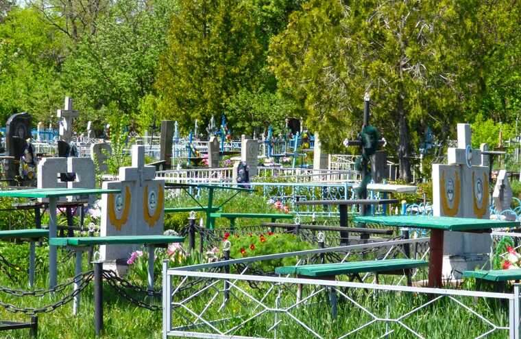 Загарбники на окупованих територіях заборонили жителям відвідувати кладовища у поминальний понеділок