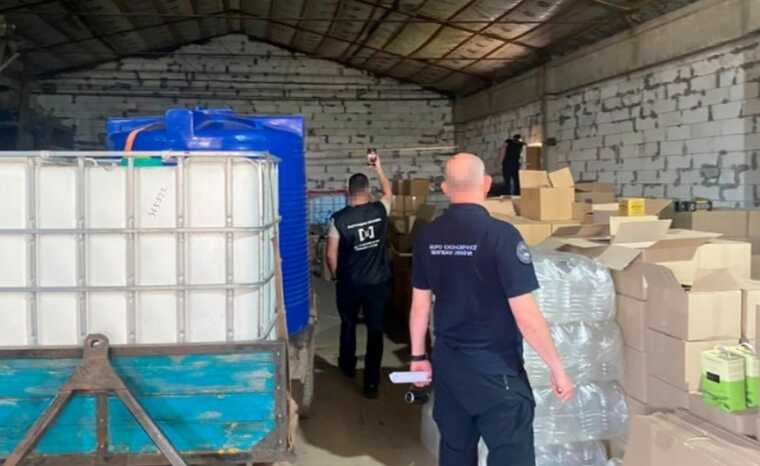 На Волині БЕБ викрило підпільний завод з виготовлення алкоголю