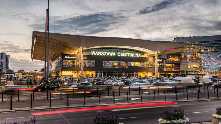 На Варшавском Центральном ж/д вокзале поляк набросился на украинку