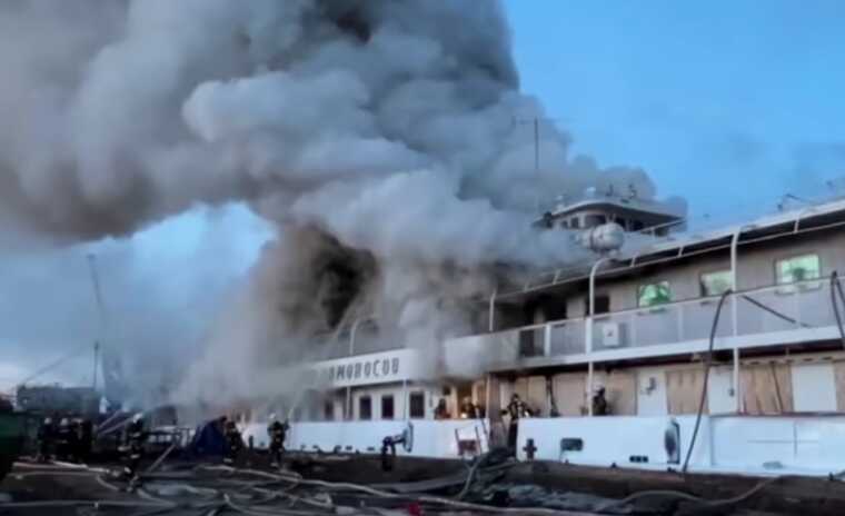 У російському порту Архангельська горить теплохід