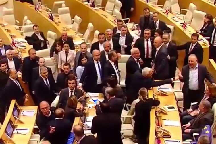 У грузинському парламенті під час розгляду законопроєкту про «іноагентів» почалася бійка