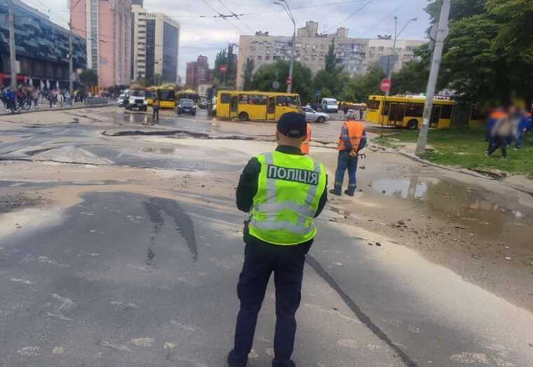 У Києві на Либідській прорвало трубу
