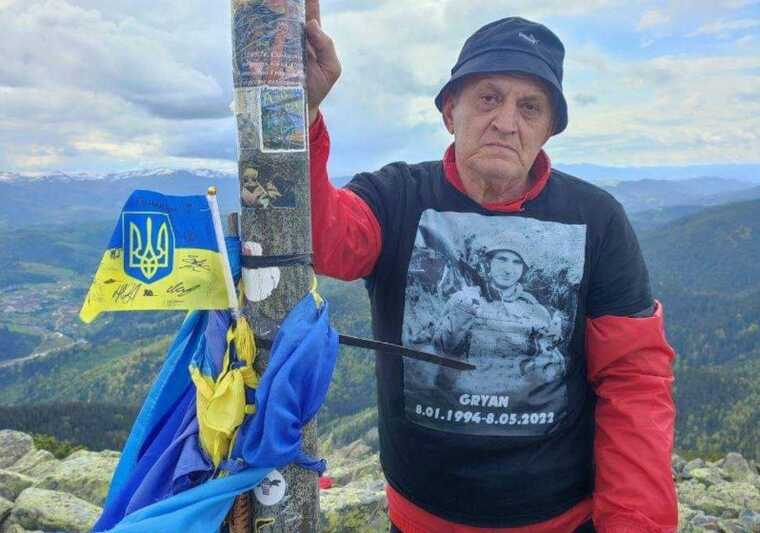 Батько загиблого захисника Маріуполя піднявся на гору Хом’як на згадку про сина