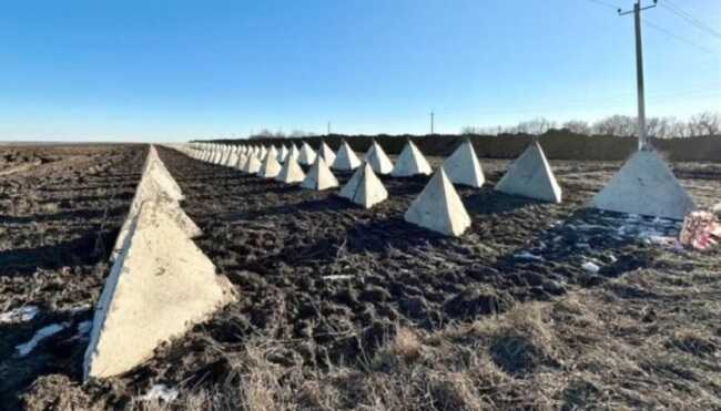 DeepState: На околицях Харківщини з 2023 року лежать без діла "зуби дракона"