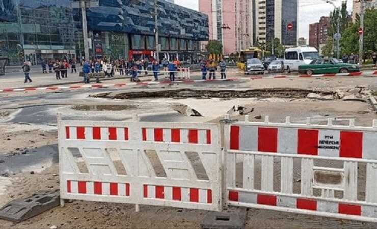 У столиці на Либідській через прорив водопроводу затопило вулицю: продовжується ліквідація наслідків