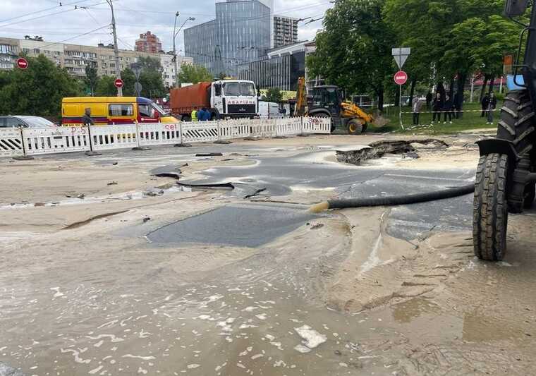 У столиці біля станції метро «Либідська» продовжується ліквідація наслідків вчорашньої аварії