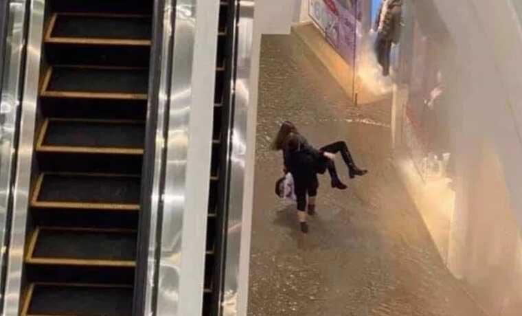 В Киеве возле станции метро Лыбидская снова прорвало трубопровод