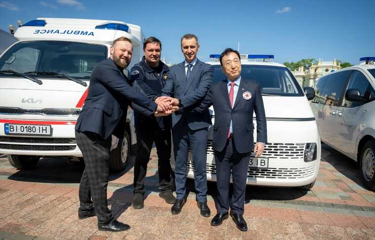 Южная Корея передала Украине 40 автомобилей скорой помощи