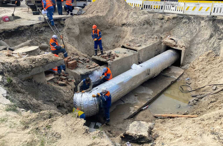 У Києві продовжуються роботи з відновлення прориву водопроводу біля станції метро «Либідська»