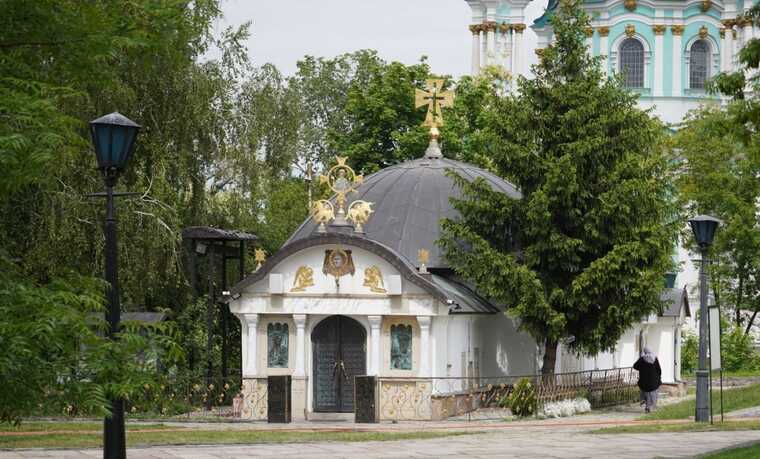 У Києві зносять "церкву"-МАФ біля Десятинної